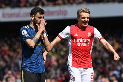 Odegaard và Fernandes: Khi số 10 cổ điển dần trở thành... người thừa?