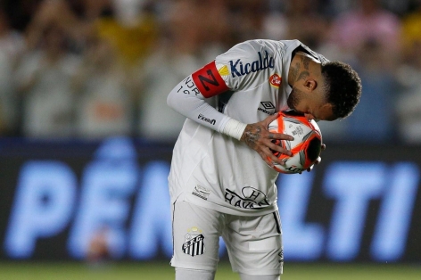 Neymar ghi bàn ngày trở lại khiến trận đấu hỗn loạn