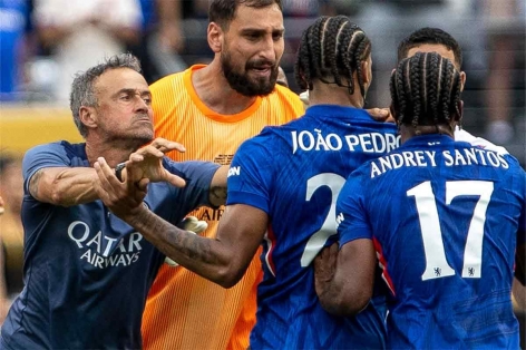 Luis Enrique nói gì sau pha bóp cổ Joao Pedro?