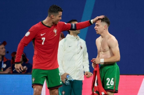 Đàn em Ronaldo chốt bến đỗ ông lớn Châu Âu