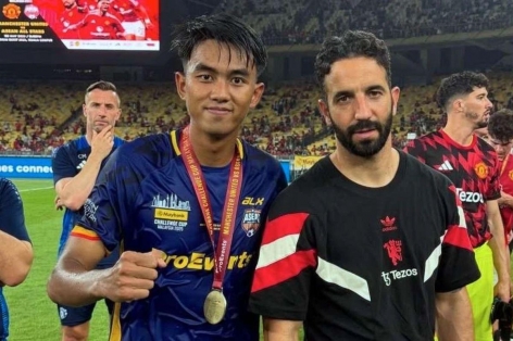 HLV Kim Sang Sik khen 1 ngôi sao U23 Indonesia từng đối đầu MU