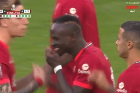 Mane cười khúc khích sau khi đá hỏng penalty, suýt khiến Liverpool mất chức vô địch cúp FA