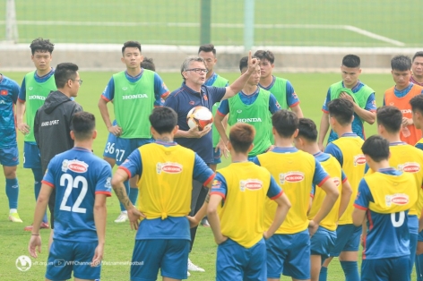 HLV Troussier bất ngờ thay đổi kế hoạch của ĐTQG và U23 Việt Nam