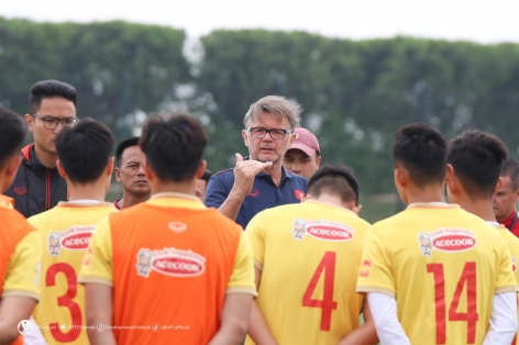 HLV Troussier thực hiện 'liệu pháp tâm lý đặc biệt' với U23 Việt Nam sau hai trận thua