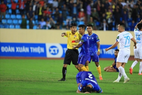 'Giúp sức' cho Nam Định, trọng tài V-League nhận cái kết đắng