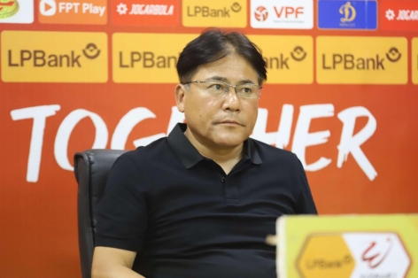 HLV Hà Nội FC bất bình vì trọng tài V-League quên luật