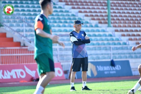 HLV Bùi Đoàn Quang Huy nhập viện ngay trước trận đấu