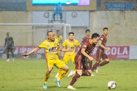 Trực tiếp Thanh Hóa 0-0 Bình Định: Tìm kiếm bàn thắng