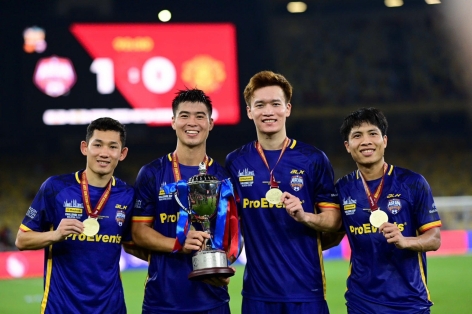 4 tuyển thủ Việt Nam trở về hội quân sau trận thắng MU