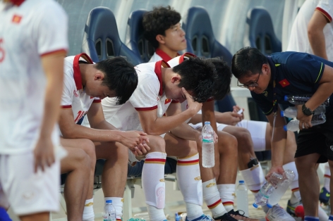 Vừa thua Indonesia, HLV Philippe Troussier nhận thêm 'báo động đỏ'