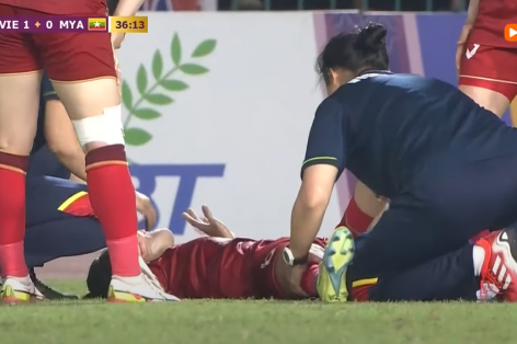 Cầu thủ ĐT nữ Việt Nam phải nhập viện giữa trận gặp Myanmar