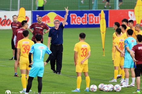 VIDEO: ĐT Việt Nam 'mướt mồ hôi' trong buổi tập đầu tiên với HLV Troussier