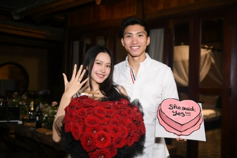 Hậu vệ số 1 Việt Nam cầu hôn thành công bạn gái hoa hậu