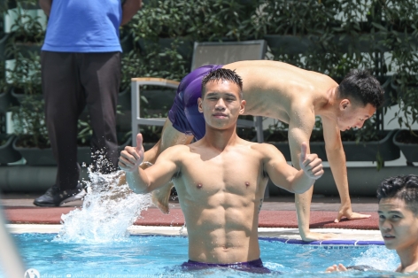 Dàn 'hot boy' U23 Việt Nam khoe body 6 múi cực cháy ở bể bơi