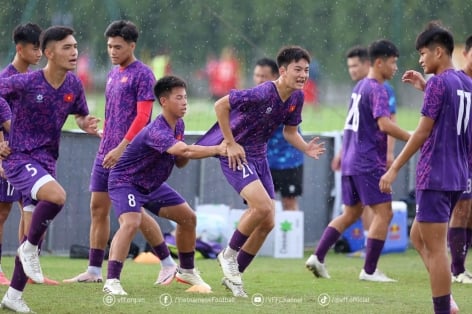 Video: Cầu thủ Việt kiều 'nhăn mặt' trước thử thách của U17 Việt Nam