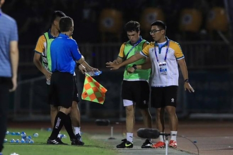 Trọng tài V-League gây tranh cãi lớn vì quên luật