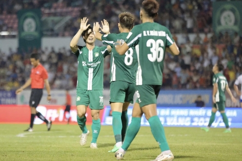 Công Phượng lại 'gây sốt' dù sút hỏng penalty