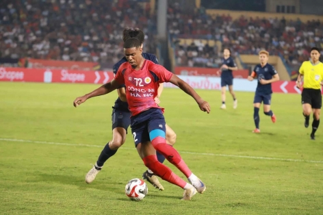 Trực tiếp CAHN 2-1 Buriram United: Khách liên tục phạm lỗi