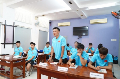 Nhiều tuyển thủ Việt Nam tham gia học bằng HLV futsal