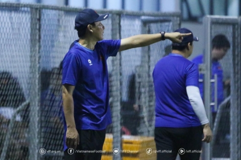 HLV Kim Sang Sik có hành động với các đối thủ của U23 Việt Nam
