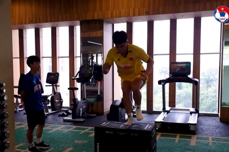 'Đột nhập' phòng gym U23 Việt Nam, Viktor Lê cùng đồng đội rèn thể lực hết công suất