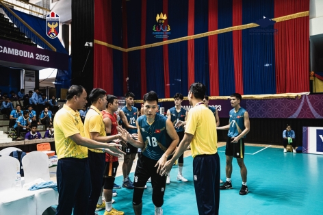 ĐKVĐ Indonesia 'nhấn chìm' Việt Nam ở bán kết bóng chuyền nam SEA Games 32
