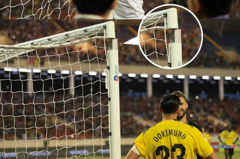 Borussia Dortmund phản ứng bất ngờ trước sự cố hy hữu hỏng khung thành