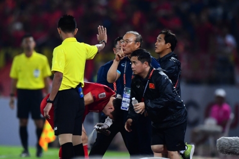 Dư luận phẫn nộ với hành động phản cảm của người Thái ở chung kết AFF Cup
