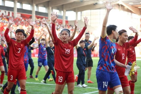 VIDEO: ĐT nữ Việt Nam tri ân khán giả sau trận đấu đáng khen trước ĐT nữ Đức