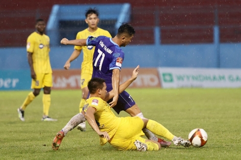 Hàng loạt đội bóng Việt Nam rơi vào tình cảnh trớ trêu