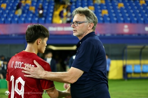 VIDEO: Khoảnh khắc đón năm 2024 đầy gắn bó giữa HLV Troussier và các học trò