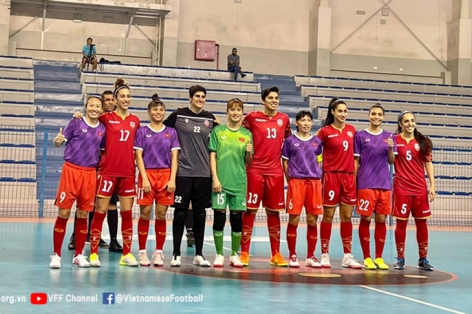 ĐT nữ Futsal Việt Nam thua 3 bàn trong 7 phút trước SEA Games 31