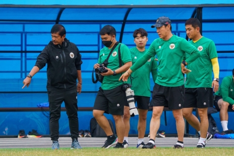 HLV Indonesia tiếp tục phàn nàn sân tập trước giờ đấu U23 Việt Nam