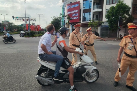 HLV U23 Thái Lan bị bắt gặp 'vi phạm giao thông' ở Việt Nam