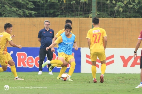 HLV Troussier dặn dò một cầu thủ U23 Việt Nam trước ngày sang Qatar