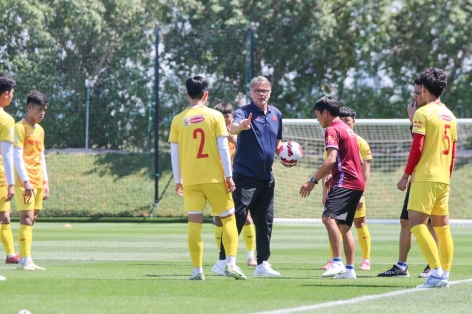 HLV Troussier 'chia đôi' U23 Việt Nam sau trận thua đậm Iraq