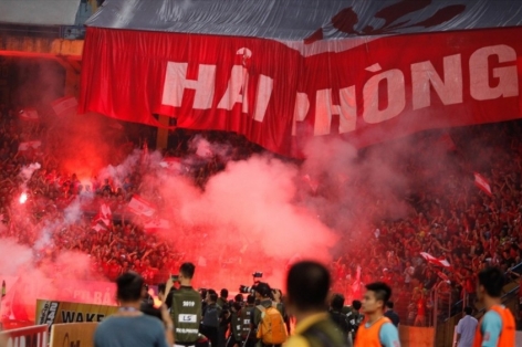 ‘Quýt làm cam chịu’: Hà Nội FC bị phạt 360 triệu vì pháo sáng trong 5 năm