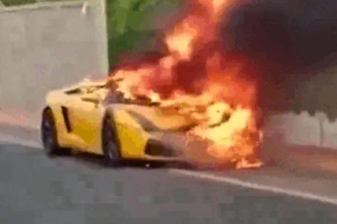 Cả giận mất khôn, nhân viên đại lý châm lửa đốt siêu xe Lamborghini