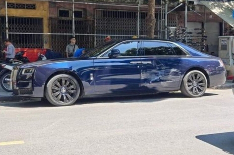 Hà Nội: Xe siêu sang Rolls-Royce Ghost đời mới giá hơn 30 tỷ đồng móp cửa sau tai nạn