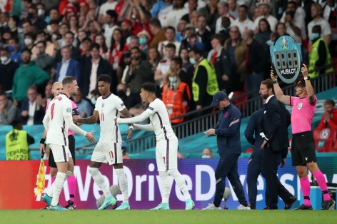 CĐV tuyển Anh phản ứng bất ngờ sau loạt penalty cay đắng ở chung kết EURO