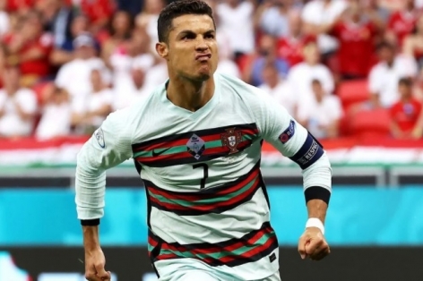 Ronaldo tiếp tục gây chú ý vì hành động khác thường ở Euro 2021