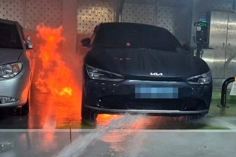 Xe điện Kia EV6 bốc cháy khi đang cắm sạc trong bãi