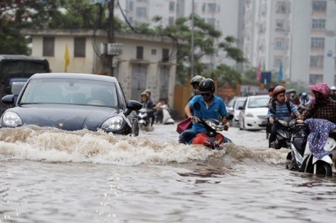 Cần làm gì khi xe máy đột ngột chết máy do đi qua vùng ngập nước?