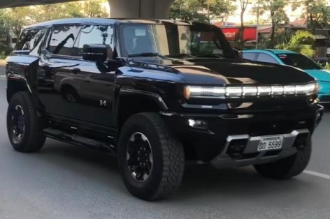 Bắt gặp SUV 'khủng long' GMC Hummer EV lăn bánh trên đường phố Việt