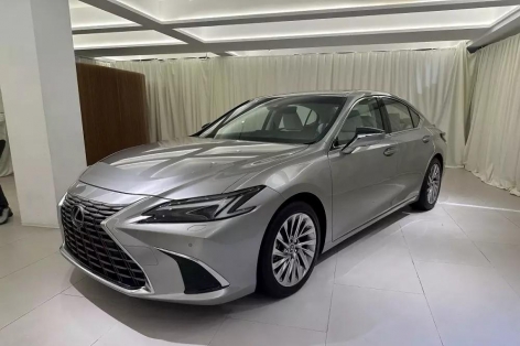 Sedan hạng sang Lexus ES 2025 ra mắt, giá quy đổi từ hơn 1 tỷ đồng