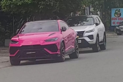 Siêu SUV Lamborghini Urus Performante màu độc xuất hiện trên đường phố Việt