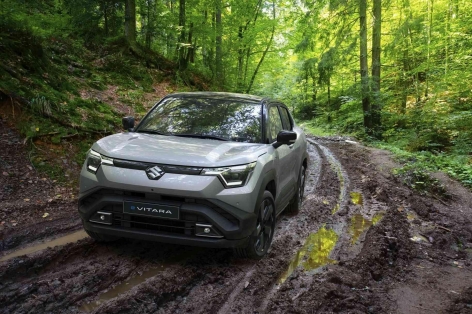 Suzuki Vitara bản điện khoe khả năng chạy off-road, có thể đi được 500 km/sạc