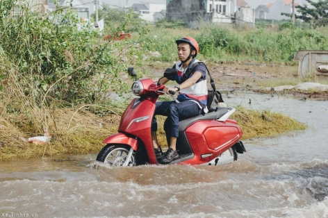 Xe máy điện có thực sự 'an toàn' khi mùa mưa đến?