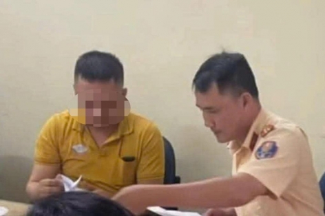 Nghệ An: Tài xế xe buýt bị xử phạt vì cố tình mở cửa đập vào người đi xe máy