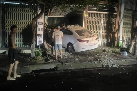 Va chạm giao thông lúc nửa đêm, tài xế ô tô con bỏ chạy rồi đâm vào cửa nhà dân